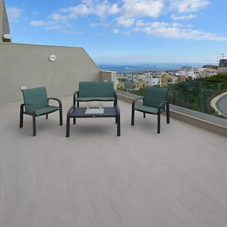 Lovely And Spacious Penthouse 2 Bed 1 Bath With Wide Panoramic Views Pembroke