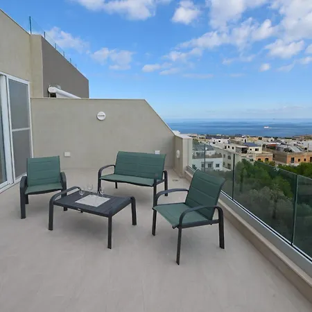 Lovely And Spacious Penthouse 2 Bed 1 Bath With Wide Panoramic Views * Pembroke
