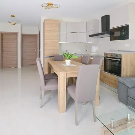 Lovely And Spacious Penthouse 2 Bed 1 Bath With Wide Panoramic Views Pembroke