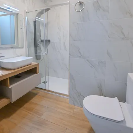 아파트 Lovely And Spacious Penthouse 2 Bed 1 Bath With Wide Panoramic Views