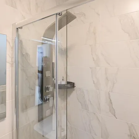 아파트 Lovely And Spacious Penthouse 2 Bed 1 Bath With Wide Panoramic Views *