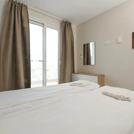 Lovely And Spacious Penthouse 2 Bed 1 Bath With Wide Panoramic Views * 펨브로크