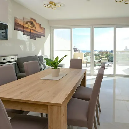 아파트 Lovely And Spacious Penthouse 2 Bed 1 Bath With Wide Panoramic Views 펨브로크