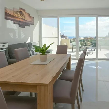 아파트 Lovely And Spacious Penthouse 2 Bed 1 Bath With Wide Panoramic Views *