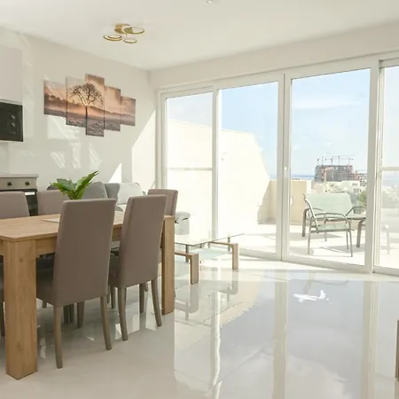 Lovely And Spacious Penthouse 2 Bed 1 Bath With Wide Panoramic Views