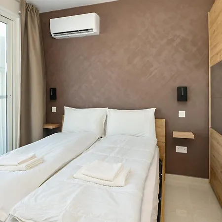 Lovely And Spacious Penthouse 2 Bed 1 Bath With Wide Panoramic Views