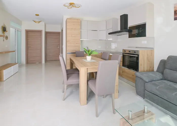 Lovely And Spacious Penthouse 2 Bed 1 Bath With Wide Panoramic Views Pembroke