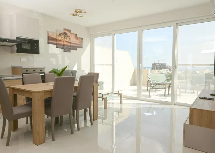 Lovely And Spacious Penthouse 2 Bed 1 Bath With Wide Panoramic Views