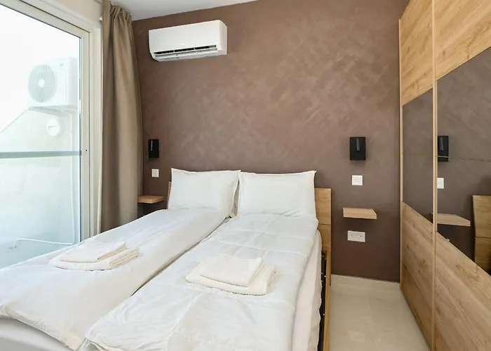 Lovely And Spacious Penthouse 2 Bed 1 Bath With Wide Panoramic Views